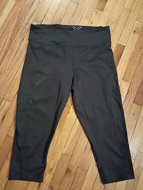 2XU Black Capri Compression Leggings with Subtle Star Detail
